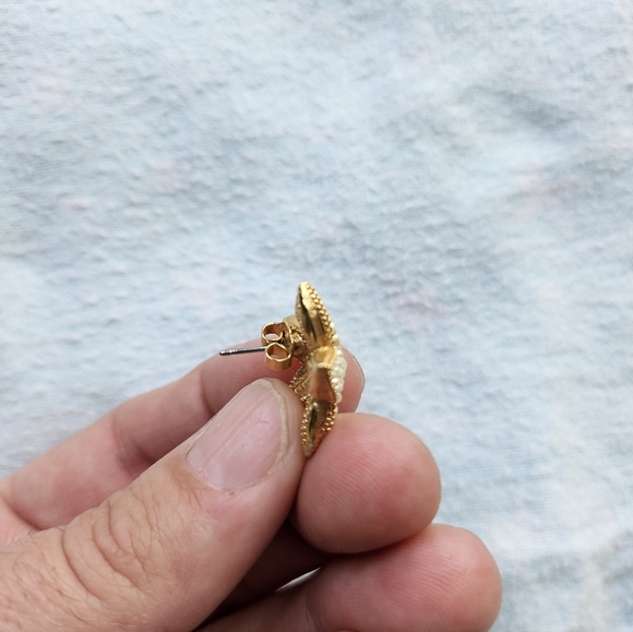 Vintage Avon Sea Treasure Pierced Earrings Starfish, Goldtone, White - Picture 5 of 6